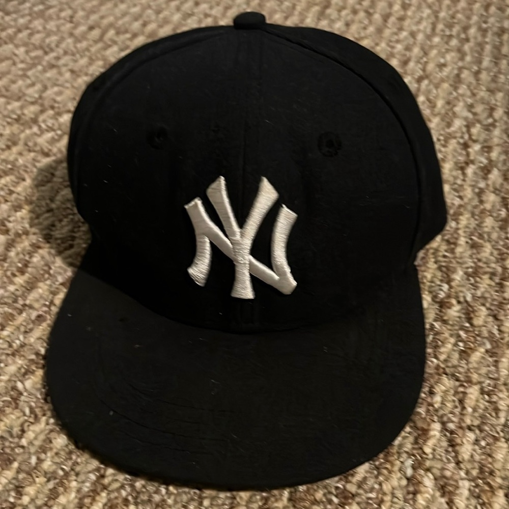 Little boys NY hat. Good condition.